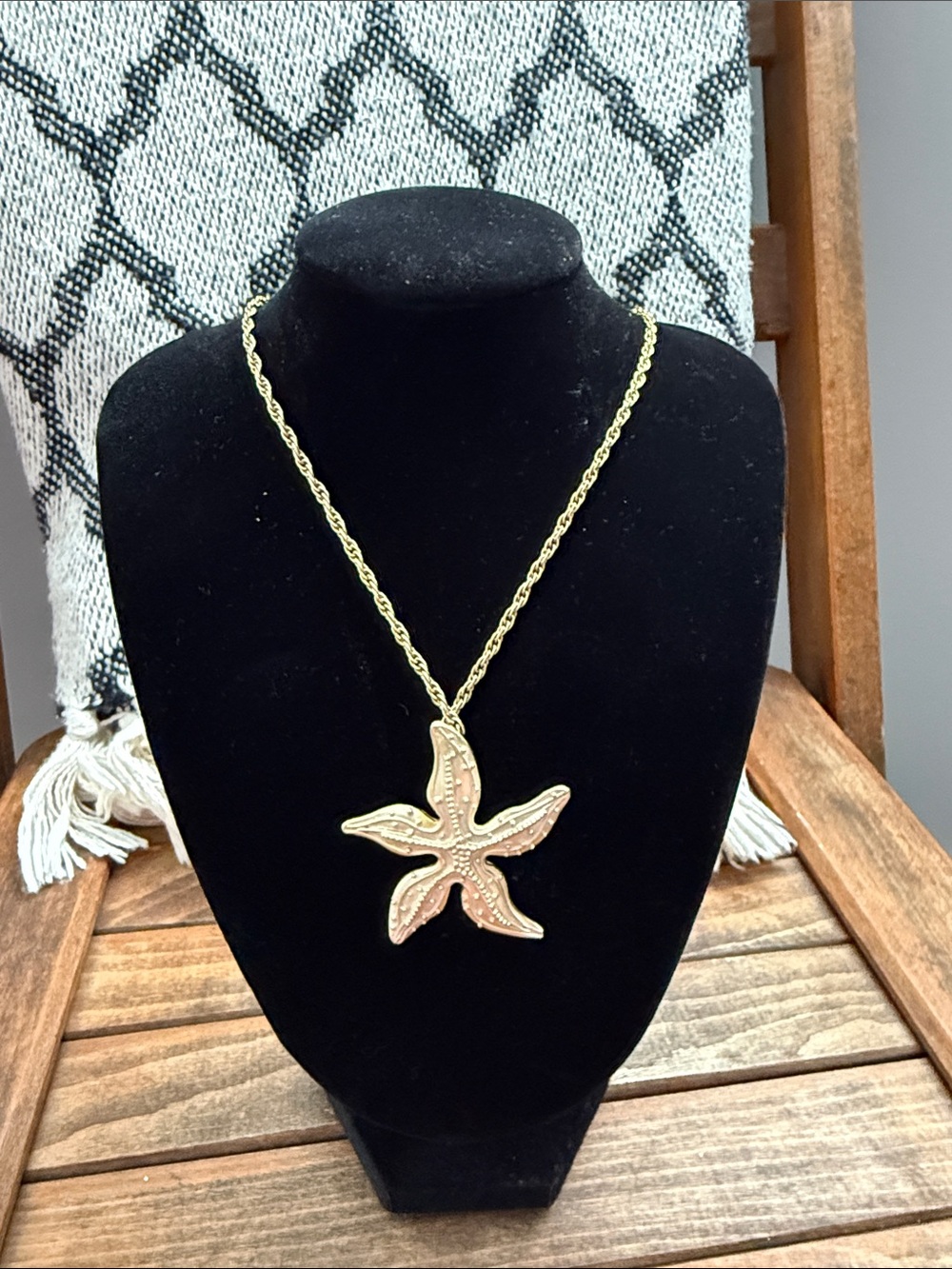 Vintage Paquette Gold Tone Starfish Pendant Necklace Coastal Beach Statement